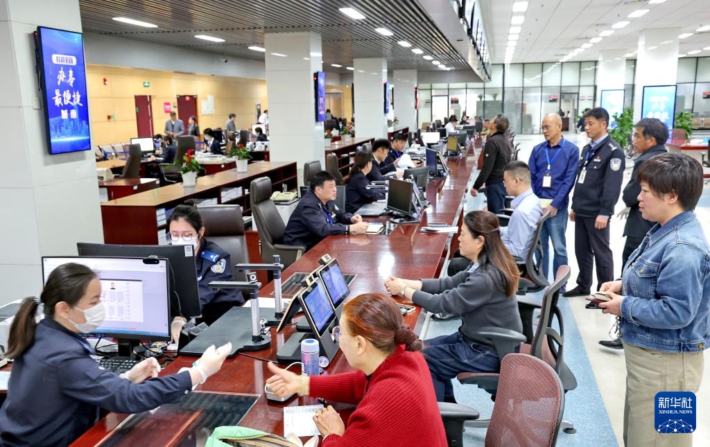 树立和践行正确政绩观丨江苏南通：“全域通办”助居民就近换领身份证