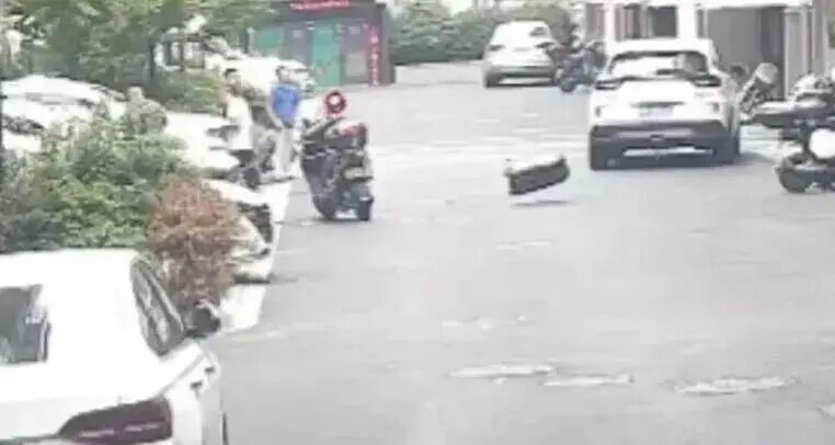 发现楼上邻居这样做，请立即报警