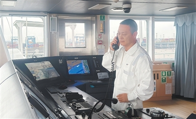 全球最大纯电动智能集装箱海船首航