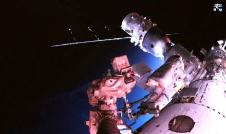 神21号航天员乘组圆满完成第三次出舱活动 乘组在轨驻留时间延长约1个月