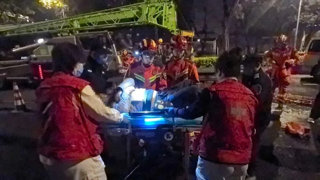 夜间骑行不慎坠坑多部门联动紧急救援