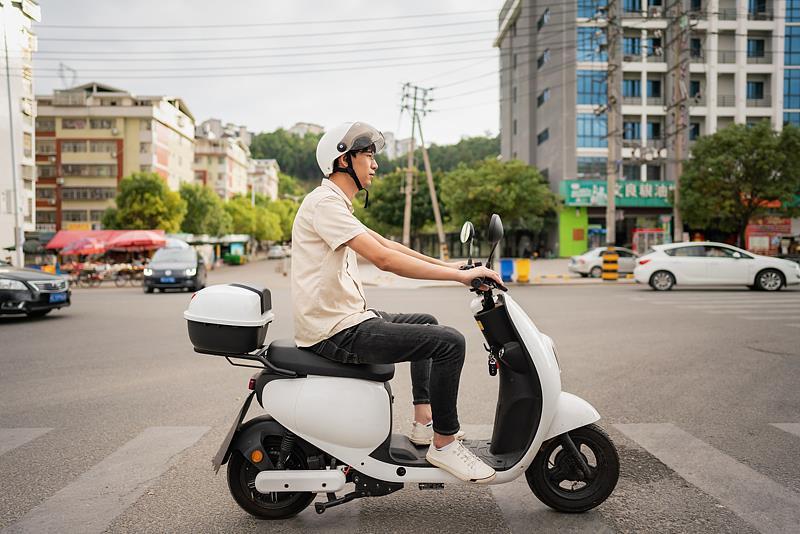 佩戴头盔从“倡导”变“强制”！北京新规直击骑手交通违法痛点