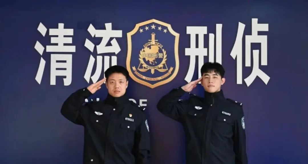 深夜高速挂车起火，出差民警逆行守护！