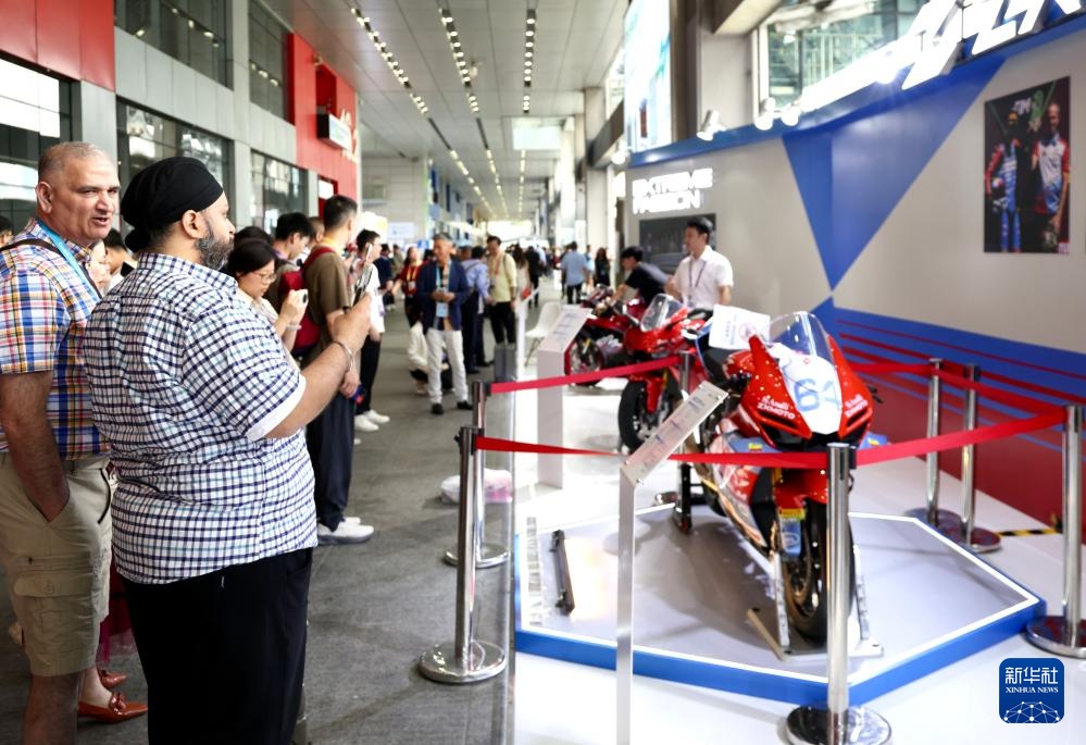 从赛道冠军到外贸新星 张雪机车广交会“首秀”受青睐
