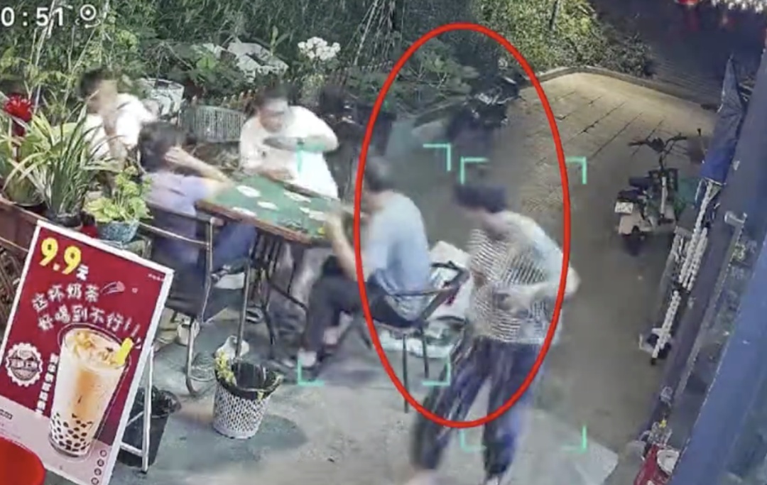 东莞一小区天降空调机，阿姨“神级反应”逃过一劫！监控拍下惊险一幕