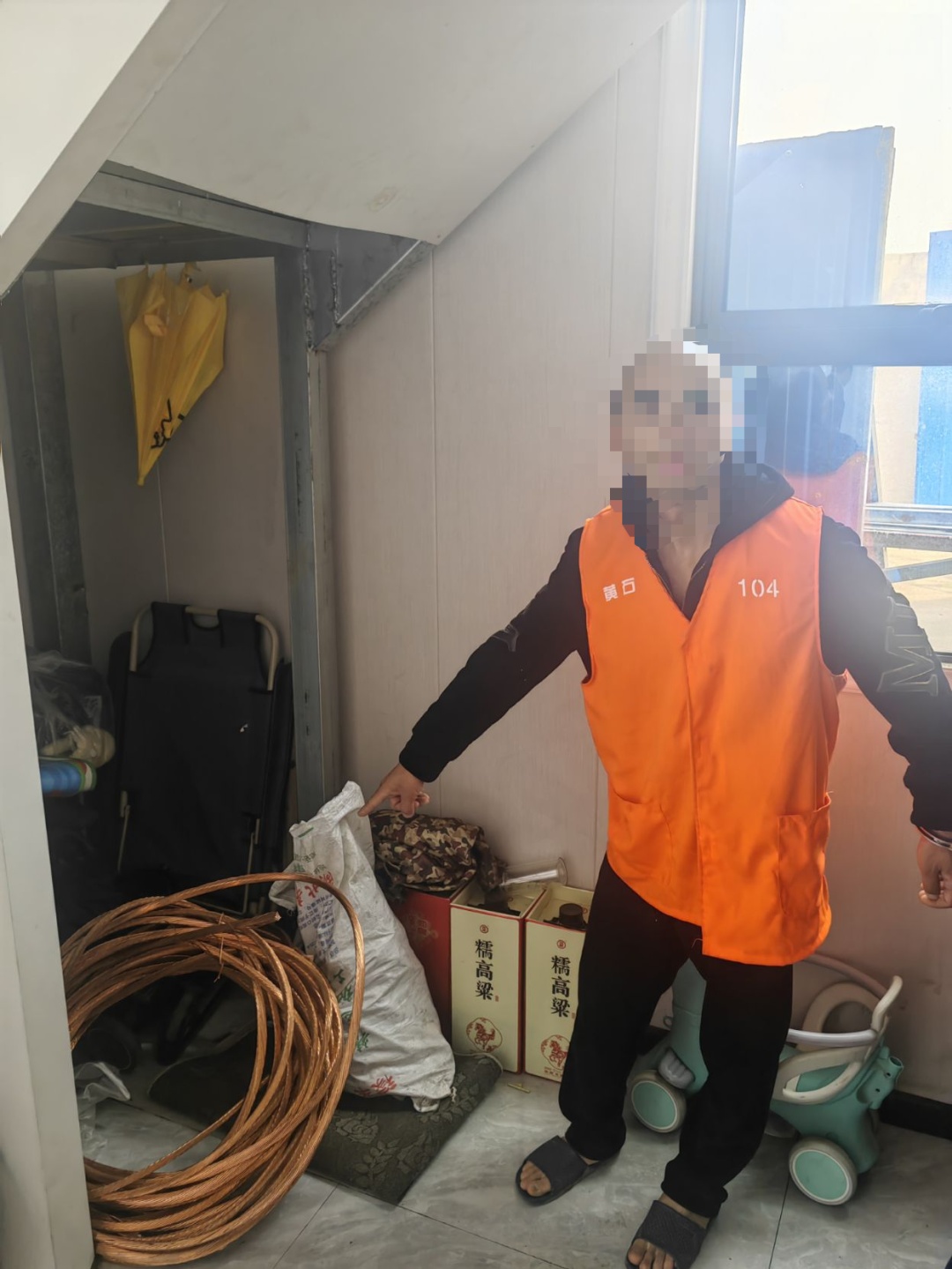 在理性与侥幸中反复“横跳”，他还是没忍住......