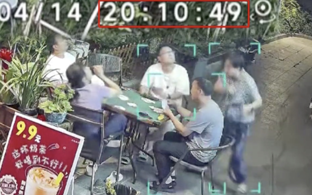 东莞一小区天降空调机，阿姨“神级反应”逃过一劫！监控拍下惊险一幕