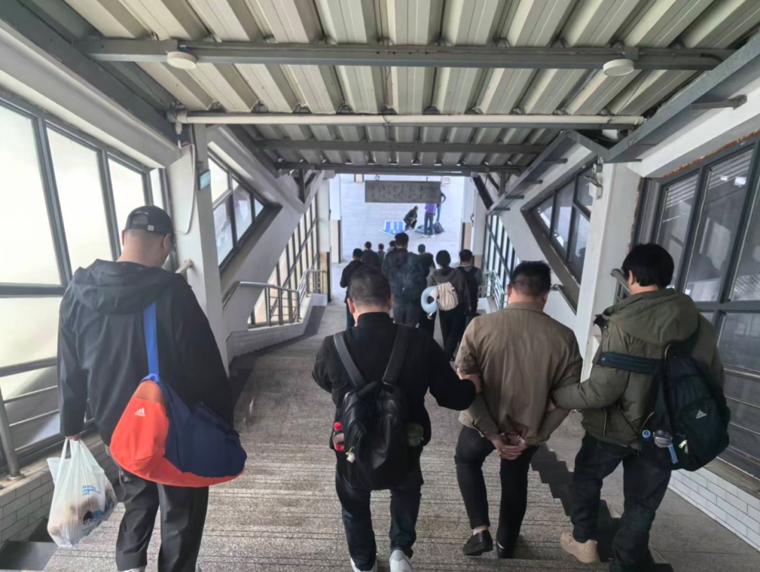 一帮人在长三角高速上用“橄榄核”袭击车辆…上海青浦警方通报