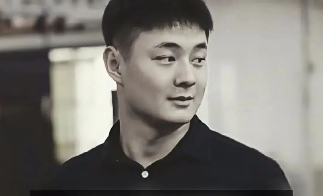 他不幸离世，年仅24岁！一生太坎坷！去年才确诊，脸上曾出现这些变化→