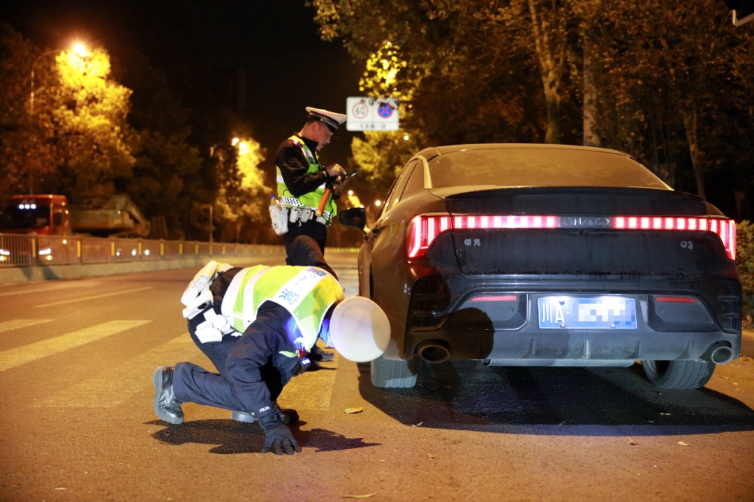 成都交警“静夜”再出重拳：一男子“飙车炸街”漂移炫技被行政拘留