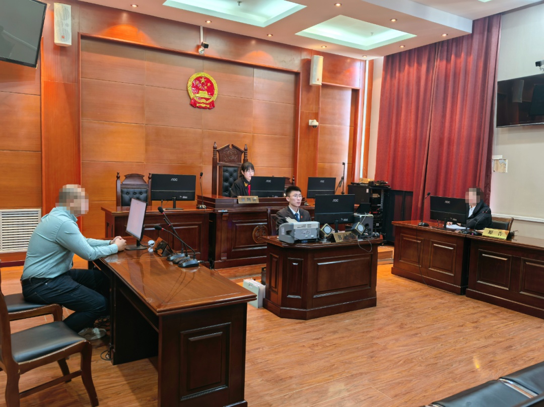 分手后求复合不成，男子把前女友私密照发网游平台并进行侮辱、诽谤，法院判了→