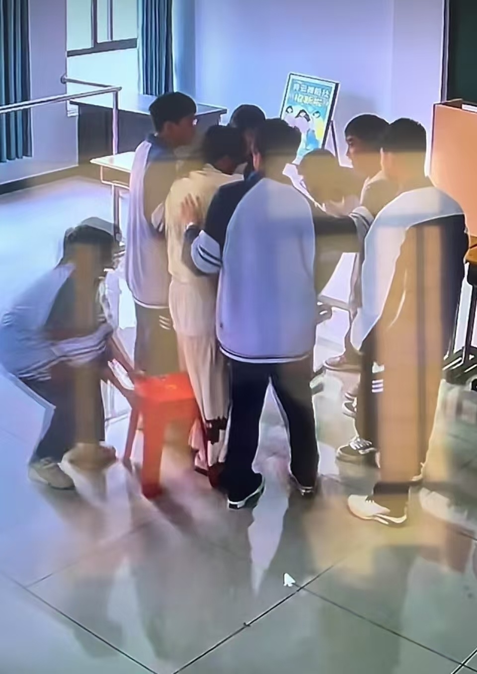 英语老师低血糖蹒跚走出教室，9名学生悄悄尾随守护，老师倒下一刹那稳稳托住！