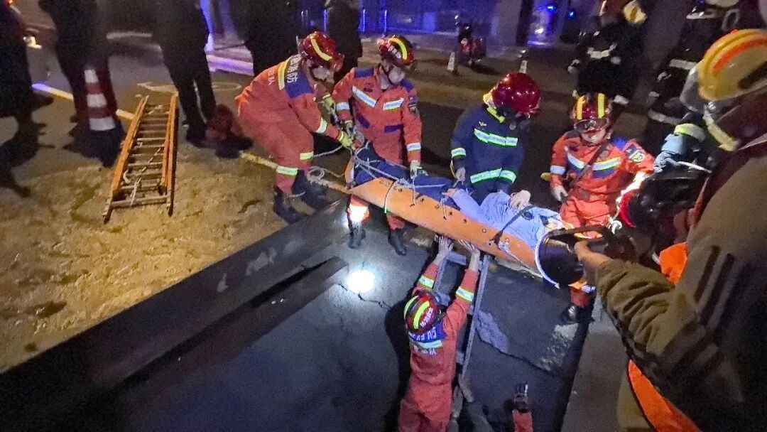 夜间骑行不慎坠坑多部门联动紧急救援