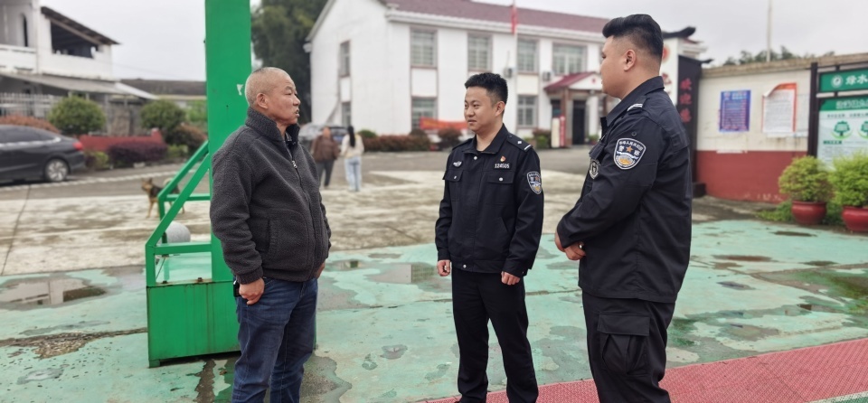 益阳一对夫妻争执不慎坠河，村民路过及时救起，民辅警接力施救，均脱离危险