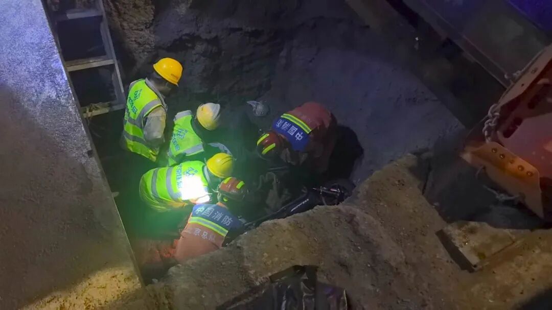 夜间骑行不慎坠坑多部门联动紧急救援