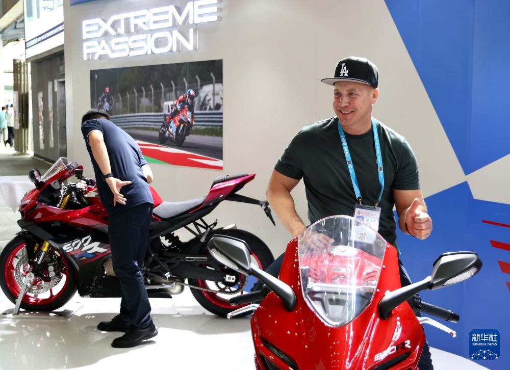 从赛道冠军到外贸新星 张雪机车广交会“首秀”受青睐