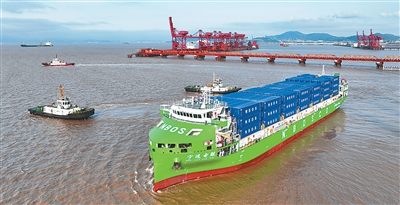全球最大纯电动智能集装箱海船首航