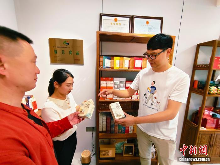 福建邵武台创园春耕见闻：热带水果“安家” 台青匠心“炒茶”