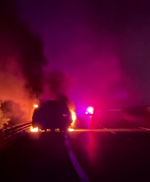 深夜高速挂车起火，出差民警逆行守护！