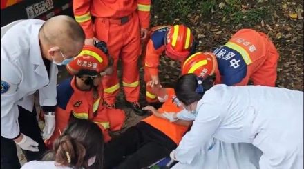 男子爬山摔倒致骨折 消防提醒：不要爬“野山”！