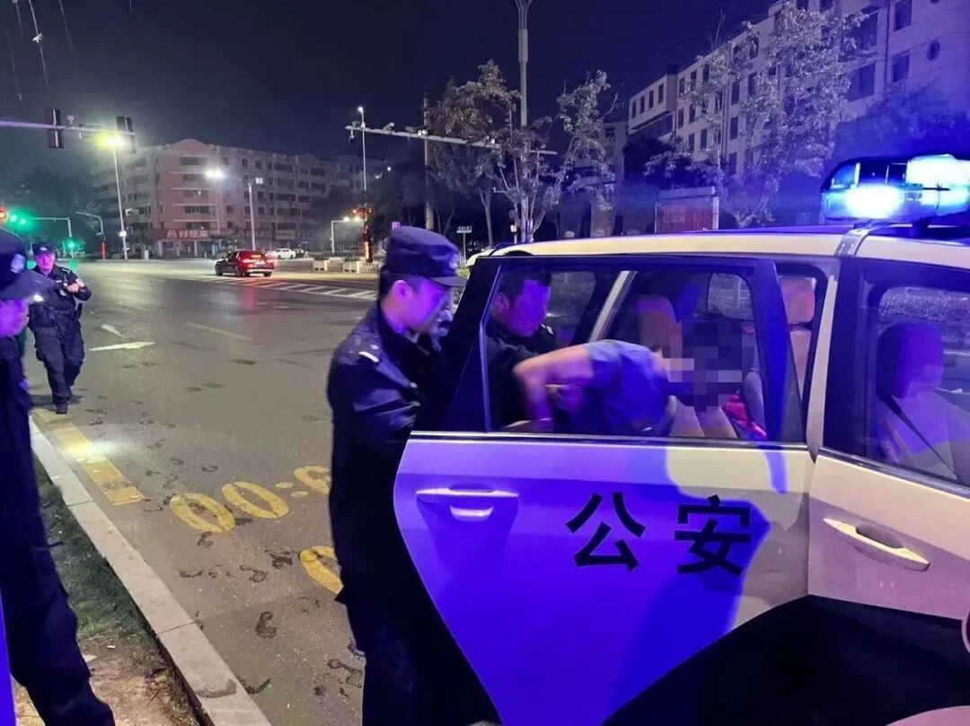 生死瞬间，他们紧紧抓住男子……