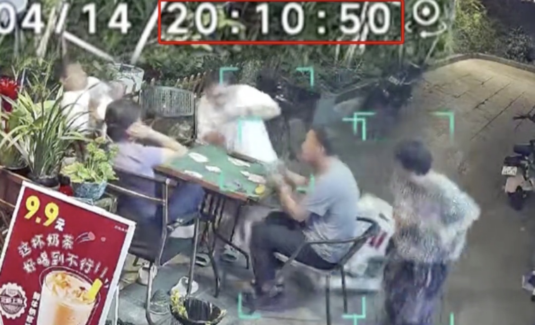 东莞一小区天降空调机，阿姨“神级反应”逃过一劫！监控拍下惊险一幕