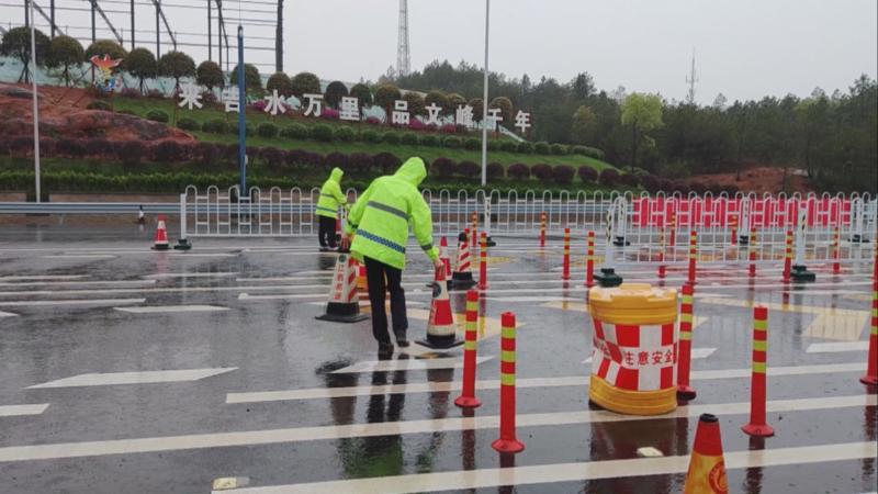 江西多地遭遇强降雨 多部门联动保畅通