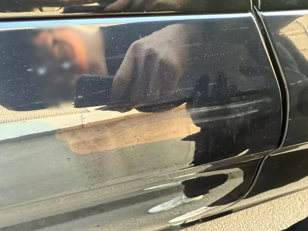 变道遭遇“剐蹭” 报警后对方竟跑了？