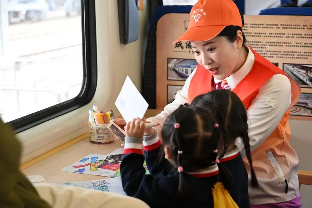 “慢火车”上的流动课堂 成渝铁路上研学新体验