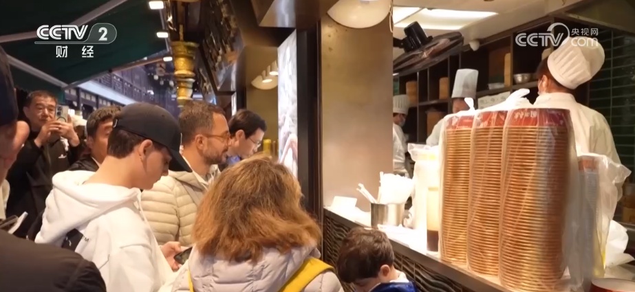 “乘兴而来、满载而归”！多样化消费“新磁场”将庞大入境客流转化为实打实消费增量