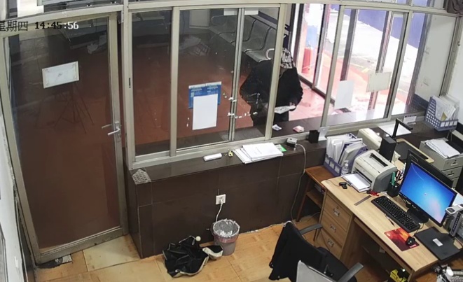 听障老人递来一张纸条，民警写下了一个约定……