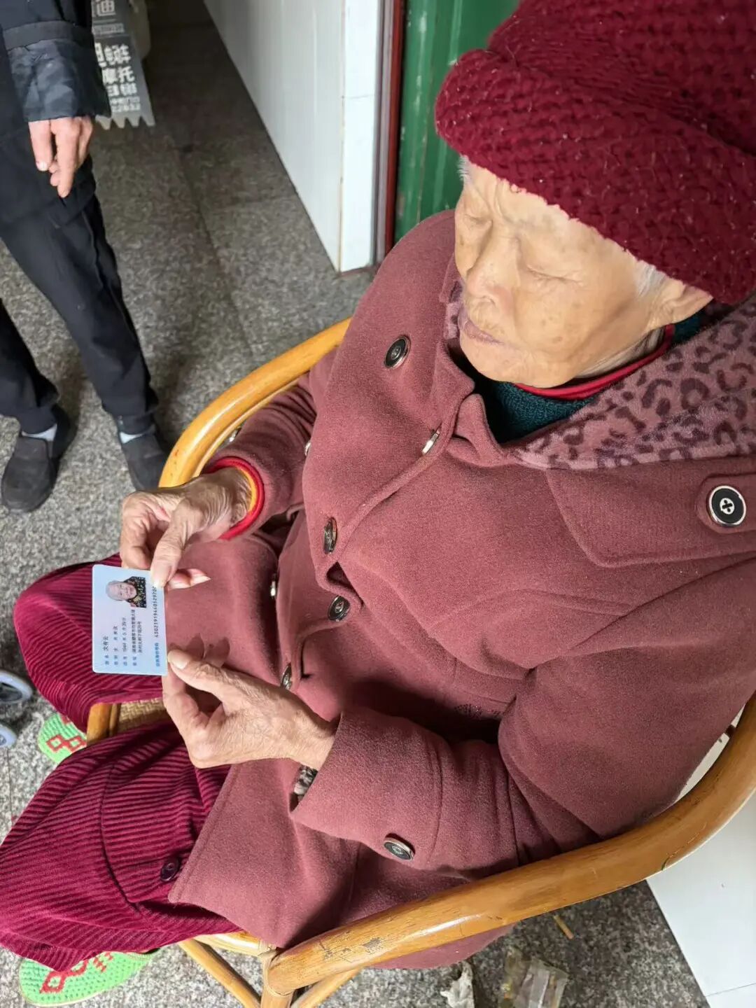 听障老人递来一张纸条，民警写下了一个约定……