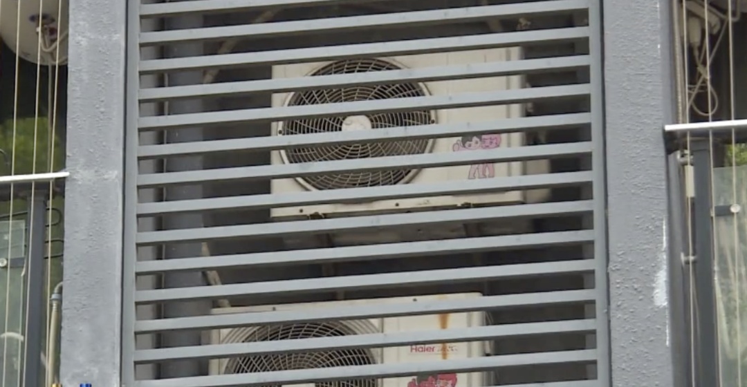 东莞一小区天降空调机，阿姨“神级反应”逃过一劫！监控拍下惊险一幕