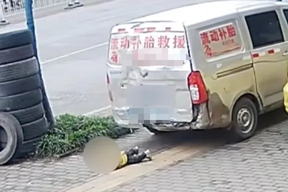 头皮发麻！车轮内侧藏了个娃，哥哥急忙喊家长......