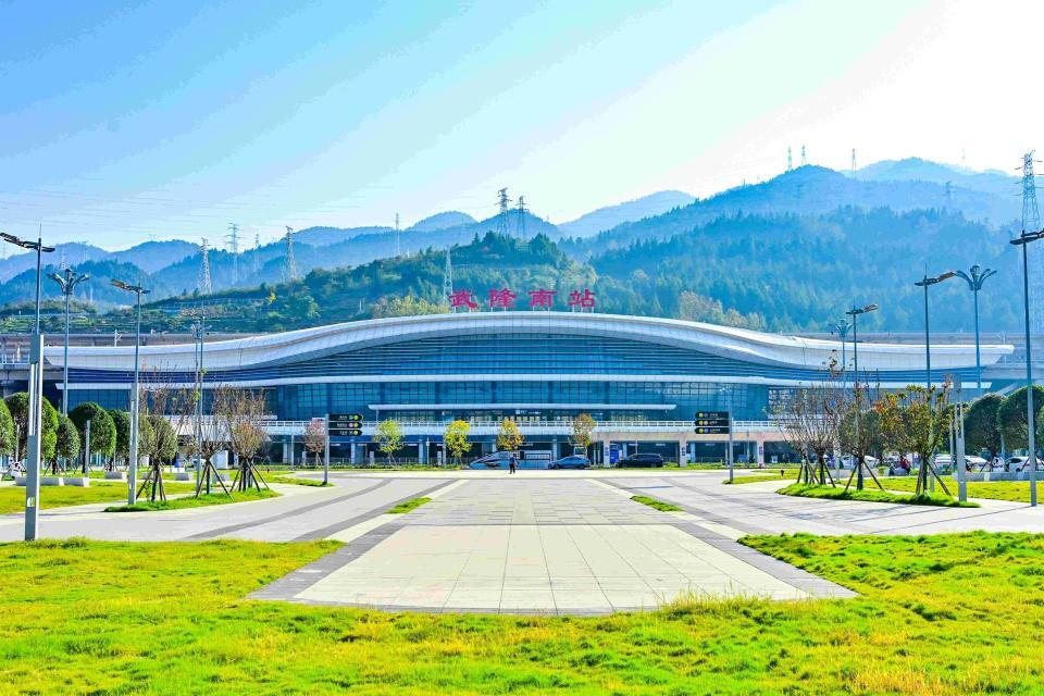 坐着高铁看中国｜渝厦高铁跑出湘渝“双城快生活”早上长沙嗦粉，中午武隆看桥