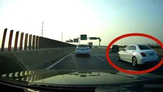 变道遭遇“剐蹭” 报警后对方竟跑了？