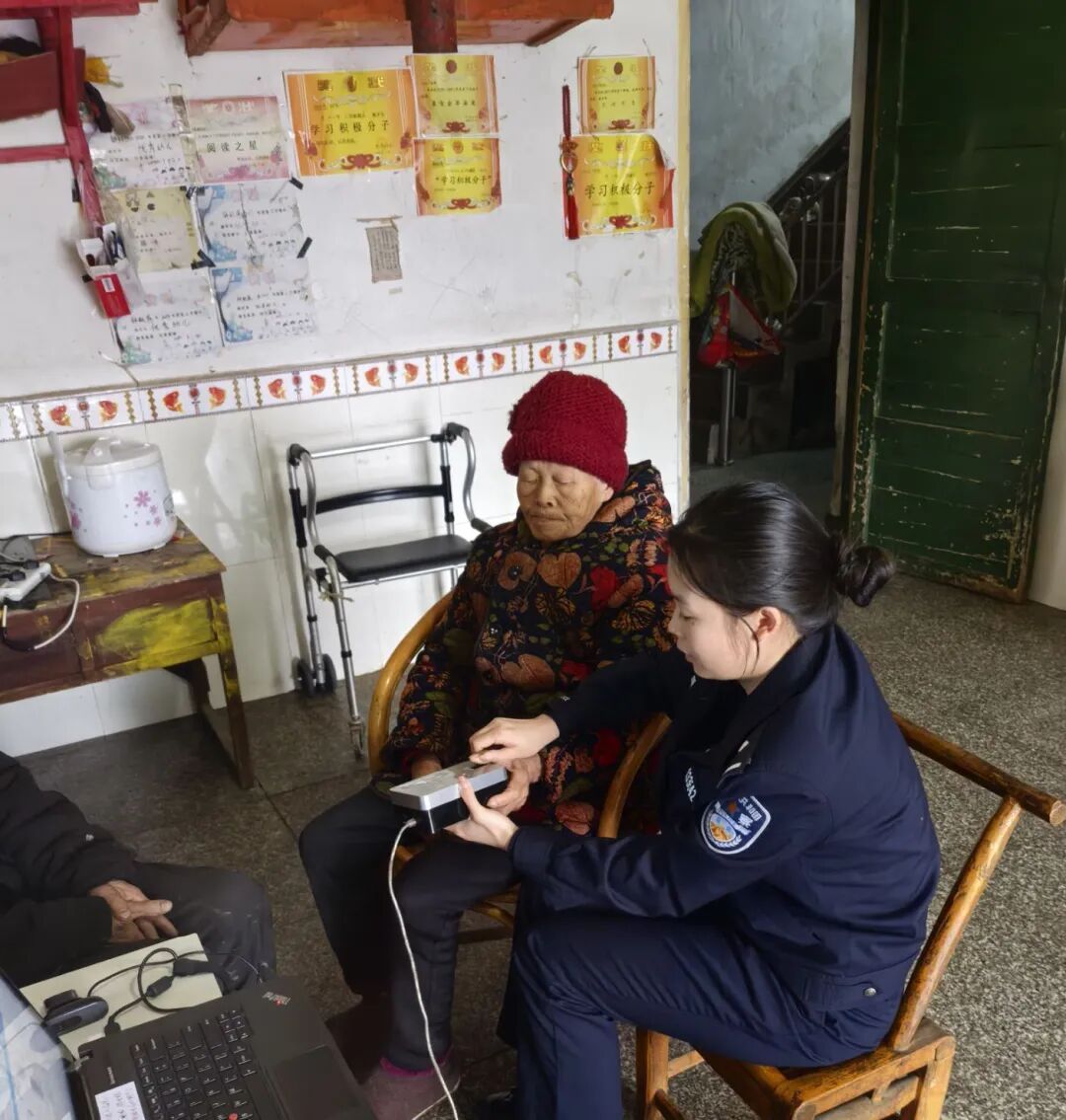 听障老人递来一张纸条，民警写下了一个约定……