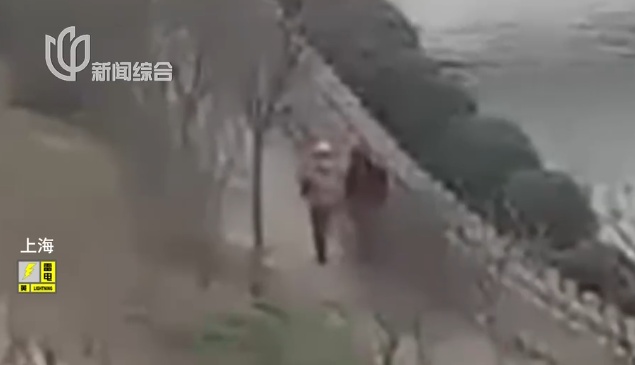 上海一物业经理报警！他在小区喷泉旁捡到手机，聊天记录竟藏诈骗大案