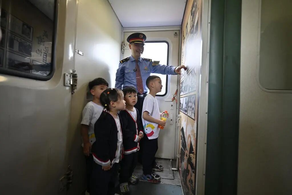 “慢火车”上的流动课堂 成渝铁路上研学新体验