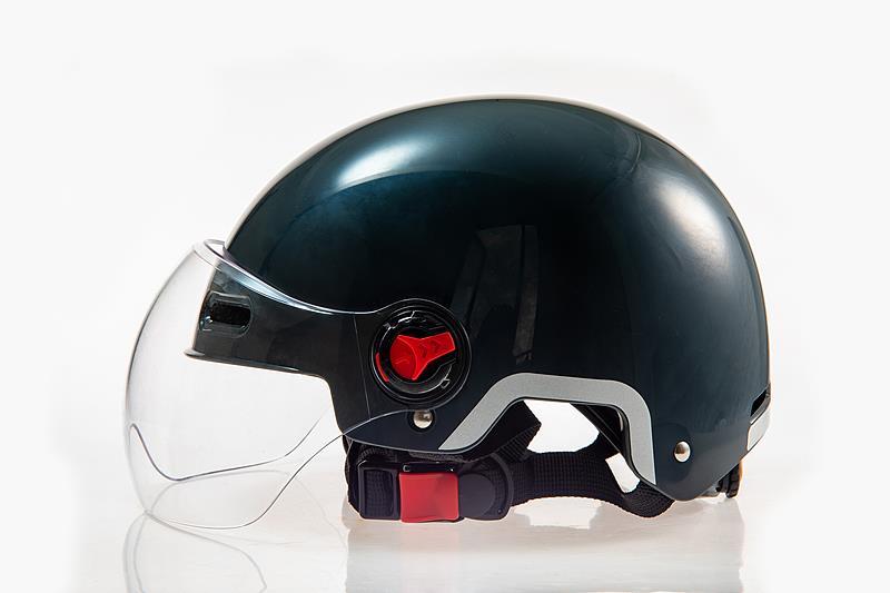 佩戴头盔从“倡导”变“强制”！北京新规直击骑手交通违法痛点