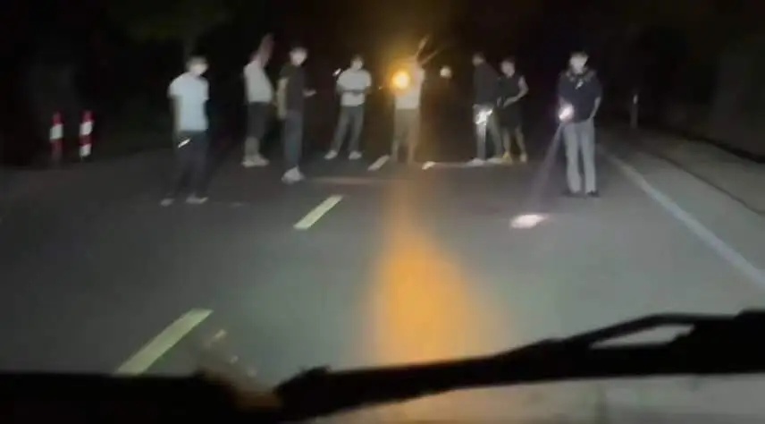 多名男子持手电筒在国道拦车，广西通报：5名嫌疑人已被依法刑事拘留