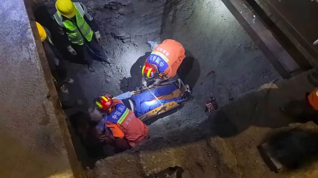 夜间骑行不慎坠坑多部门联动紧急救援