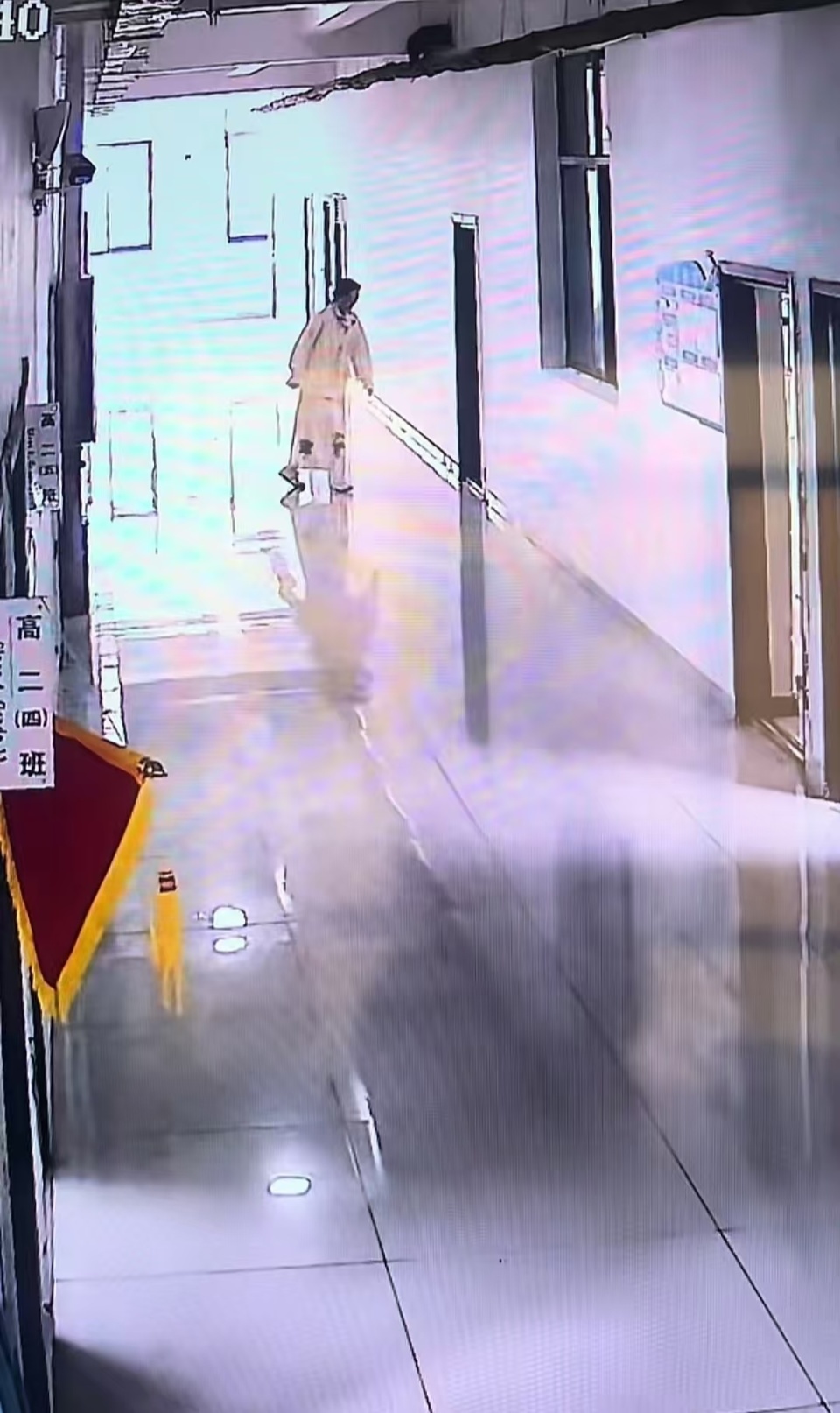 英语老师低血糖蹒跚走出教室，9名学生悄悄尾随守护，老师倒下一刹那稳稳托住！