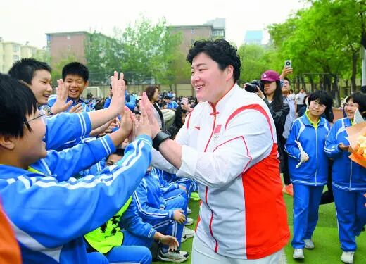 巩立姣鼓励学生：把梦想拆分成无数个小目标，向着目标努力，永不放弃！