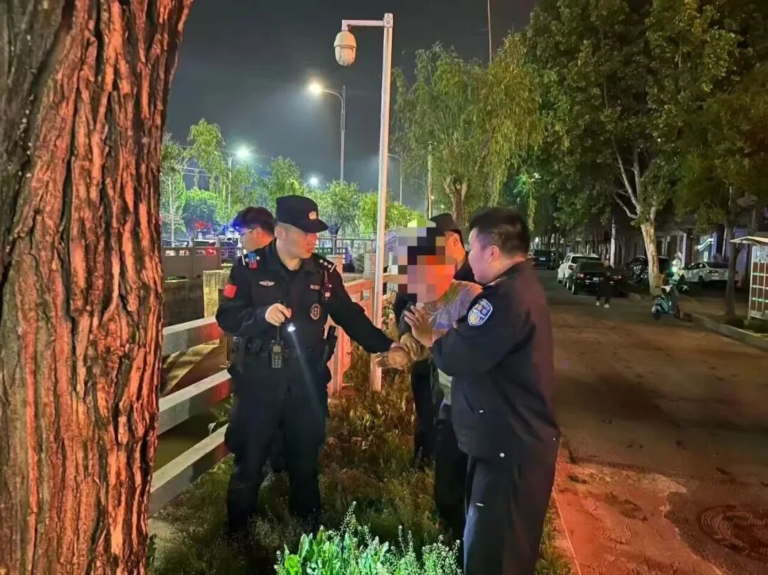 生死瞬间，他们紧紧抓住男子……