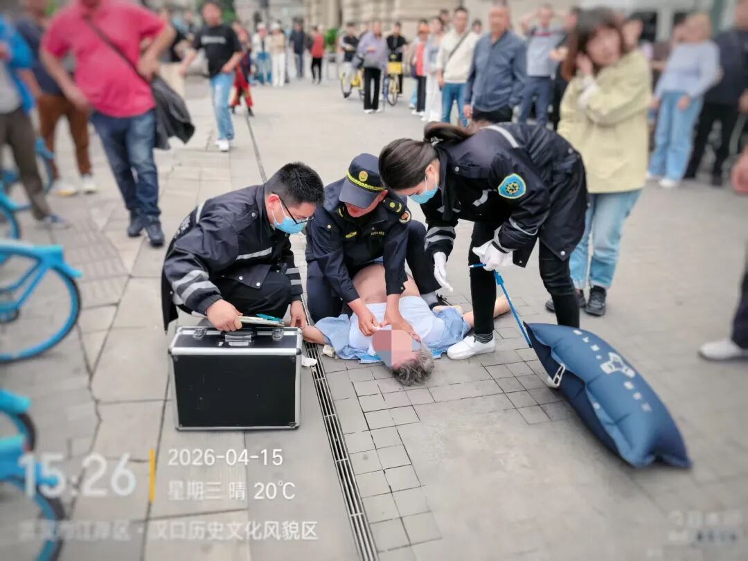 事发武汉闹市街头！一男子突然倒地，口目紧闭、四肢不停抽搐……不少人目睹了全程