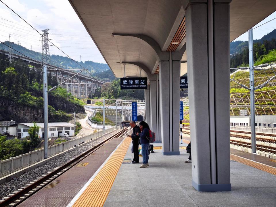 坐着高铁看中国｜渝厦高铁跑出湘渝“双城快生活”早上长沙嗦粉，中午武隆看桥