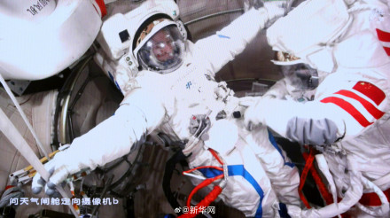 神舟二十一号航天员乘组圆满完成第三次出舱活动 中国航天员个人出舱活动次数纪录刷新