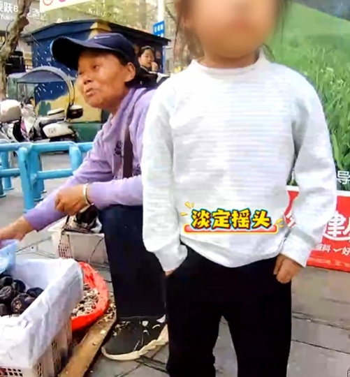 “小孩姐”走失时：双手插兜“我很酷”，见到妈妈的那一刻瞬间“破防”...