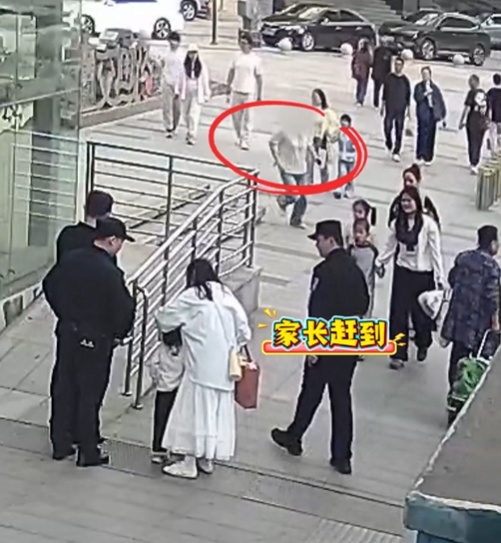 “小孩姐”走失时：双手插兜“我很酷”，见到妈妈的那一刻瞬间“破防”...